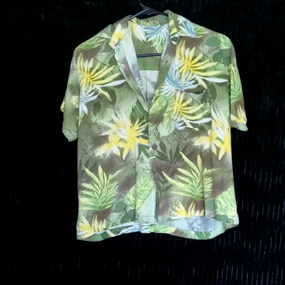 XL boy's hawaiian shirt with coconut shell buttons